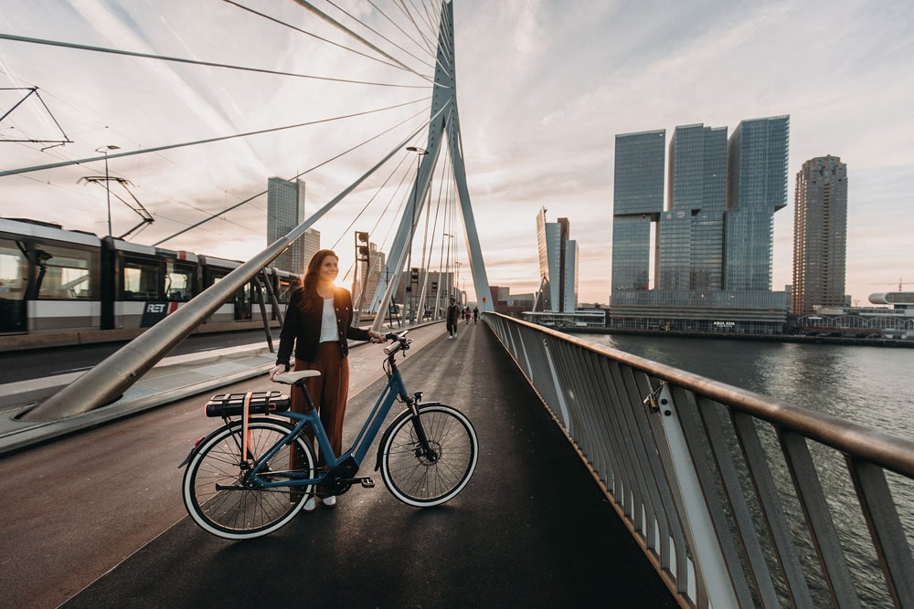 2019_premium_ma8tour_erasmusbrug_staand-op-brug-2-min